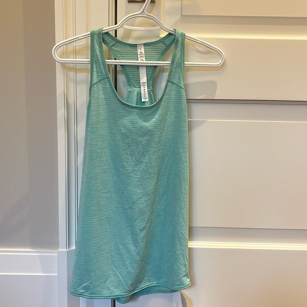 Lululemon Essential Tank
Seriously light luon fabric
Racerback
Loose fit